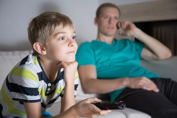 Estudante viciado em assistir tv — Fotografia de Stock