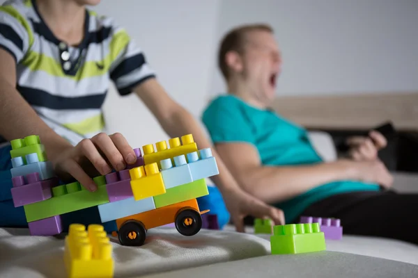 Criança brincando sozinha — Fotografia de Stock