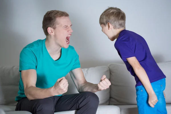 Papa brüllt seinen Sohn an — Stockfoto