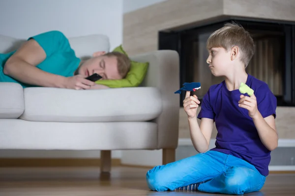 Ledsna barn behöver pappas uppmärksamhet — Stockfoto