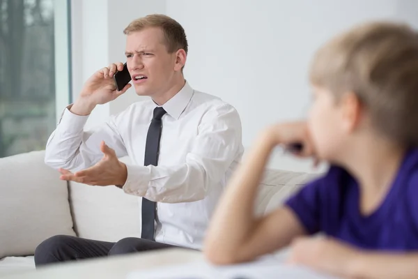 Jonge zakenman die thuis werkt — Stockfoto