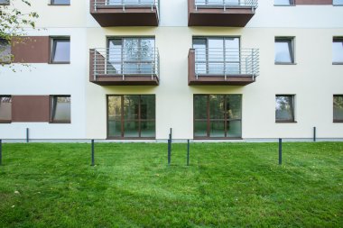 Avluya bakan pencereler