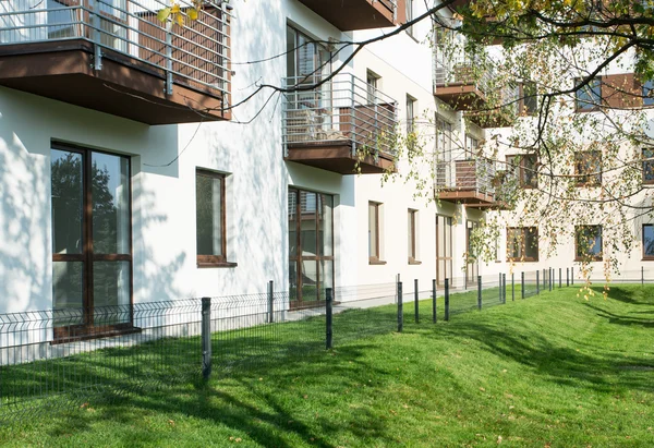 Garden in front of block — Stock Photo, Image