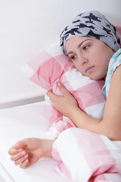 Menina que sofre de câncer deitado na cama — Fotografia de Stock