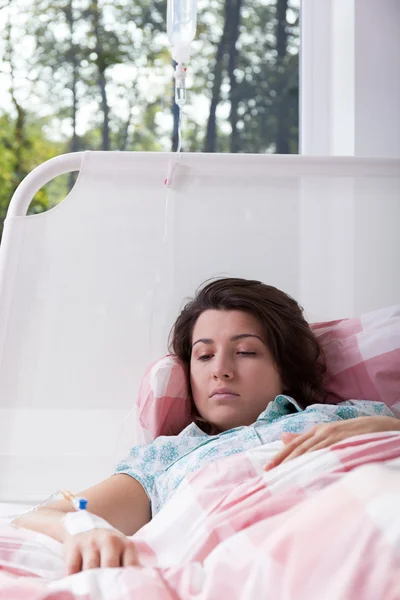 Fille à l'hôpital pendant le traitement — Photo