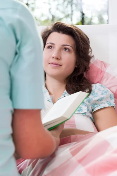 Menina deitada no hospital — Fotografia de Stock