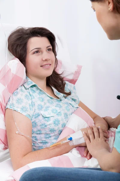 Enfermera tocando la mano del paciente — Foto de Stock