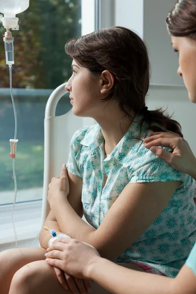 Медсестра заспокоює стурбованого пацієнта — стокове фото