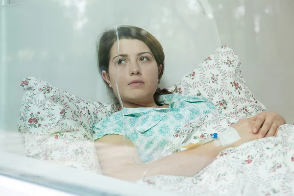ผู้หญิงป่วยบนเตียง — ภาพถ่ายสต็อก