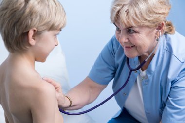 Gülümseyen çocuk doktoru