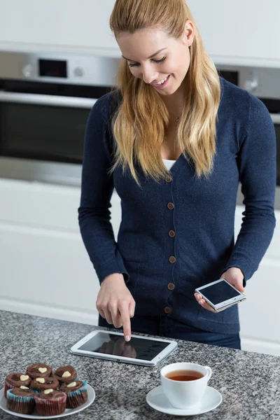 Mujer y tecnología — Foto de Stock