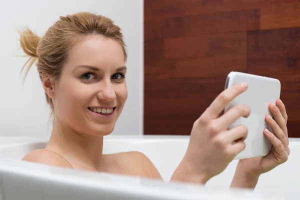 Tablet ile banyo — Stok fotoğraf