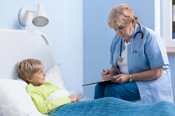 Doctor talking with patient — Stock Photo, Image