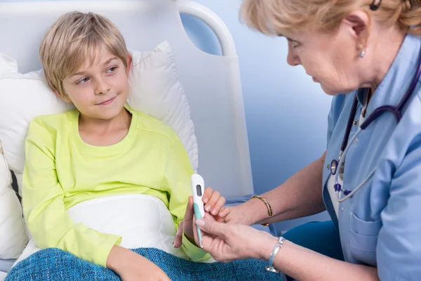 Boy and the thermometer — Stock Photo, Image