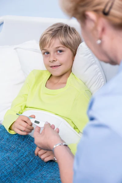 Giving the thermometer — Stock Photo, Image