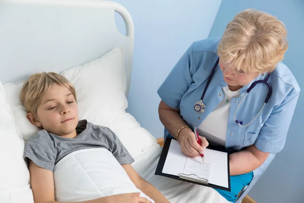 Médico del niño hablando con el paciente enfermo —  Fotos de Stock