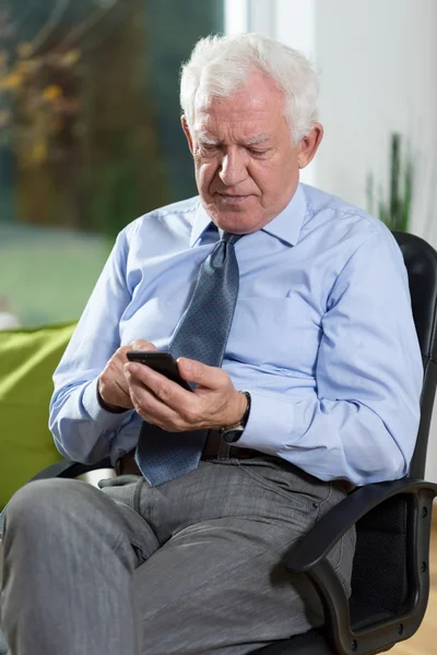 Senior zakenman met behulp van telefoon — Stockfoto