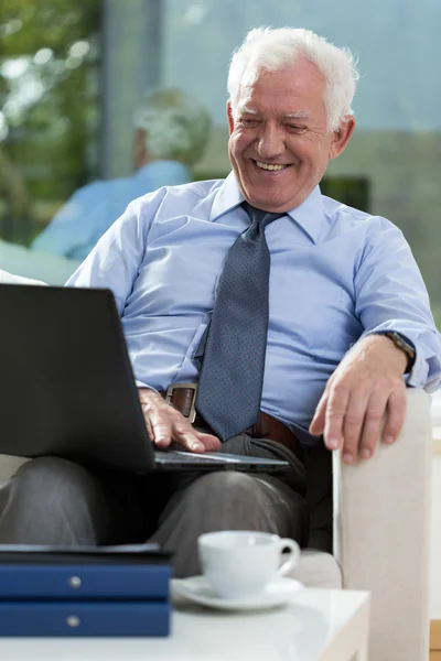 Voormalig zakenman met behulp van laptop — Stockfoto