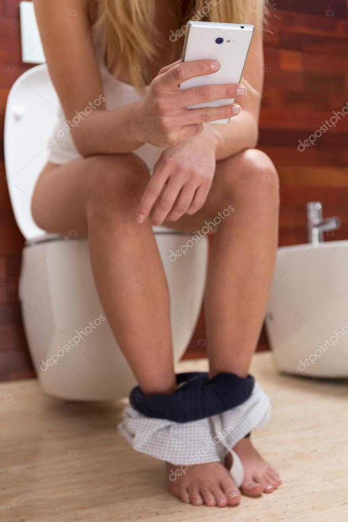 Девушки на унитазе