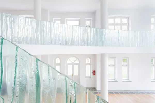 Balaustrada de vidrio en casa espaciosa — Foto de Stock