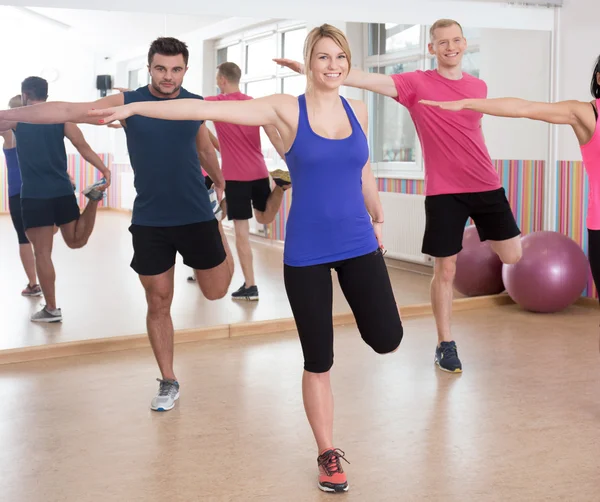 Groep vrienden in fitnessclub — Stockfoto