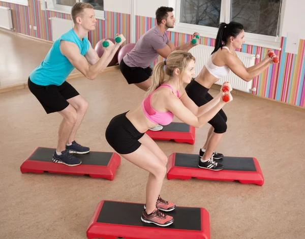 Doen squats op de stappen — Stockfoto