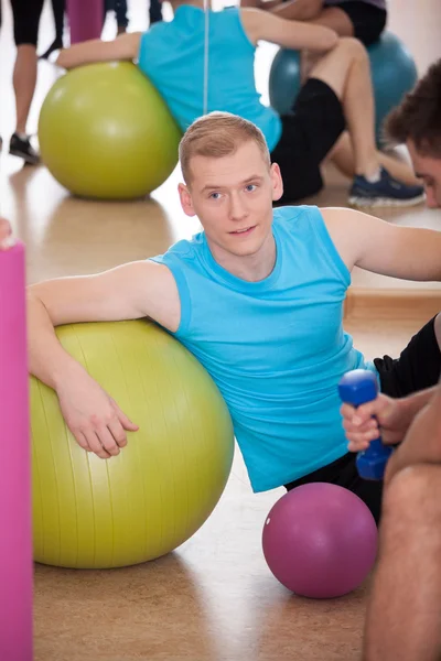 Fitter Mann im Fitnessstudio — Stockfoto