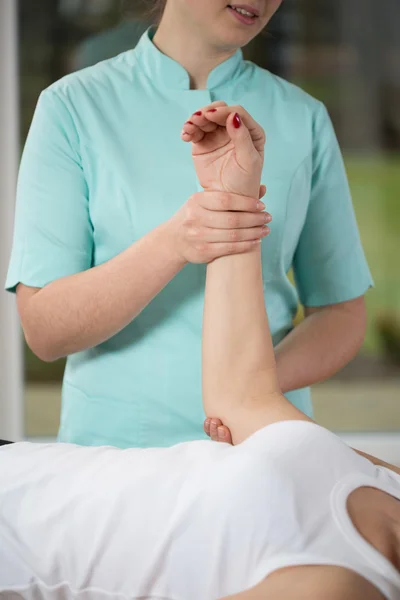 Physiotherapist and the patient — Stock Photo, Image