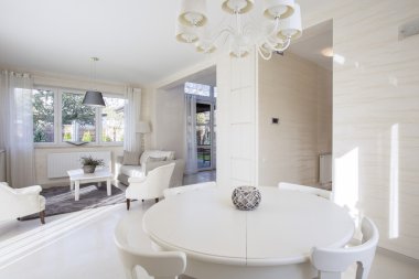 Daire aydınlık yemek salonunda