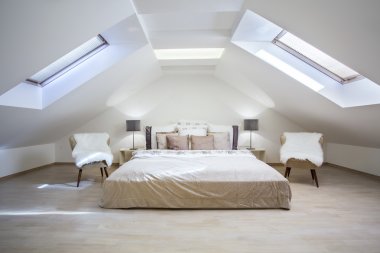 Parlak tavan yatak daire