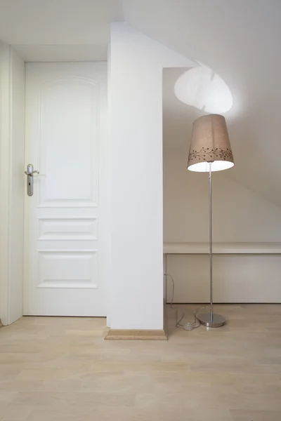 Schön, eingeschaltetes Licht und die weiße Tür — Stockfoto