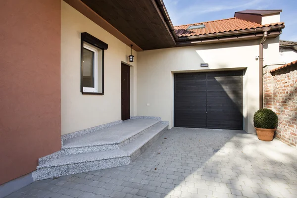 House entrance and garage — Stock Photo, Image