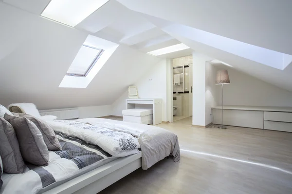 Mannelijke slaapkamer functies grijs accent muur — Stockfoto ... Mannelijke slaapkamer functies grijs accent muur — Stockfoto ...