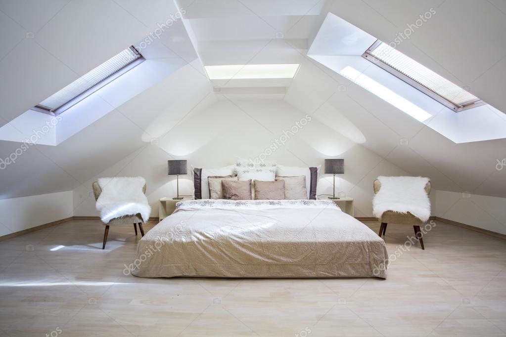Heldere zolder slaapkamer in het appartement — Stockfoto ... Heldere zolder slaapkamer in het appartement — Stockfoto ...