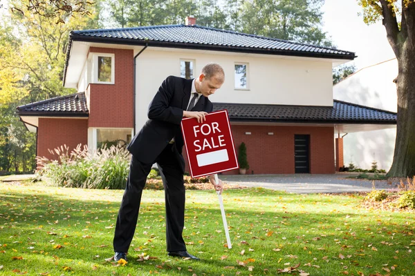 Placing the sign — Stock Photo, Image