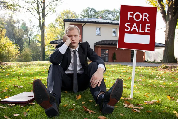 Worried estate agent — Stock Photo, Image