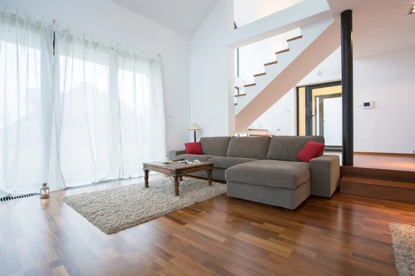 Parquet de madera y alfombra pequeña — Foto de Stock