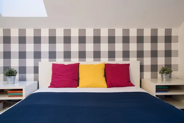 Двоспальне ліжко з кольоровими подушками — стокове фото
