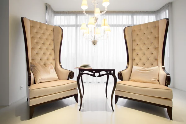 Винтажные кресла внутри элегантной резиденции — стоковое фото