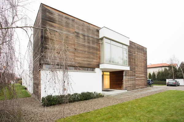 Ontworpen huis in de buitenwijken — Stockfoto