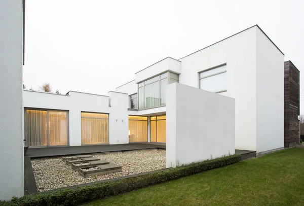 Gestaltete Terrasse in moderner Residenz — Stockfoto