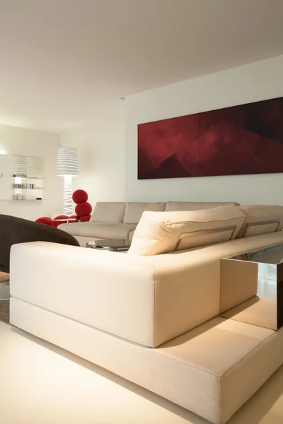 Sofá beige dentro de la habitación diseñada — Foto de Stock