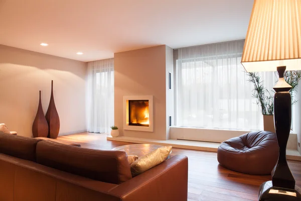 Salon confortable avec cheminée — Photo
