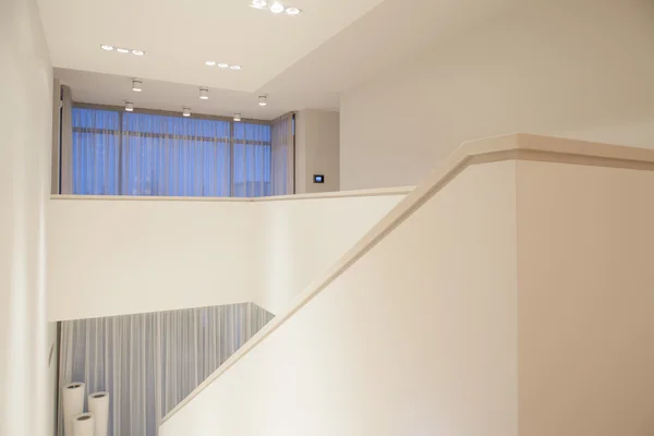 Interior of bright staircase inside apartment — Stock Photo, Image