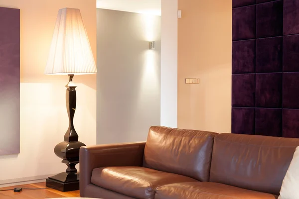 高価な家の中の革の茶色のソファ — ストック写真