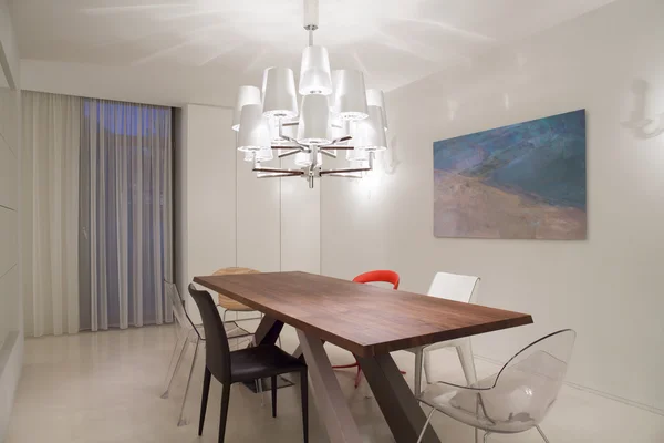 Table en bois à l'intérieur chambre lumineuse — Photo