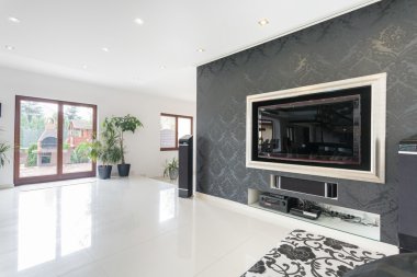 Oturma odasında büyük tv