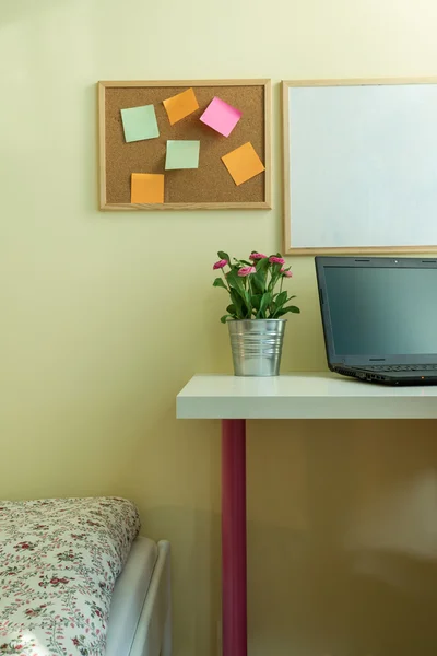 Fleur sur bureau — Photo