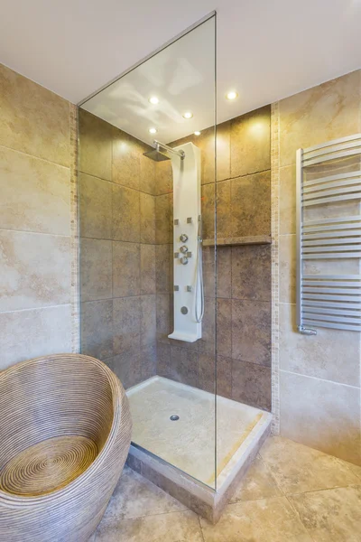 Moderne Dusche im neuen Badezimmer — Stockfoto