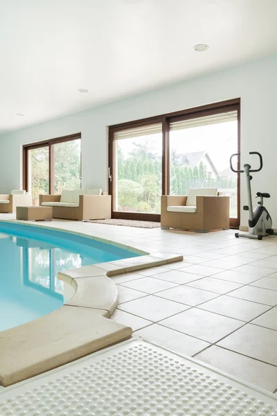 Schwimmbad in modernem Haus — Stockfoto